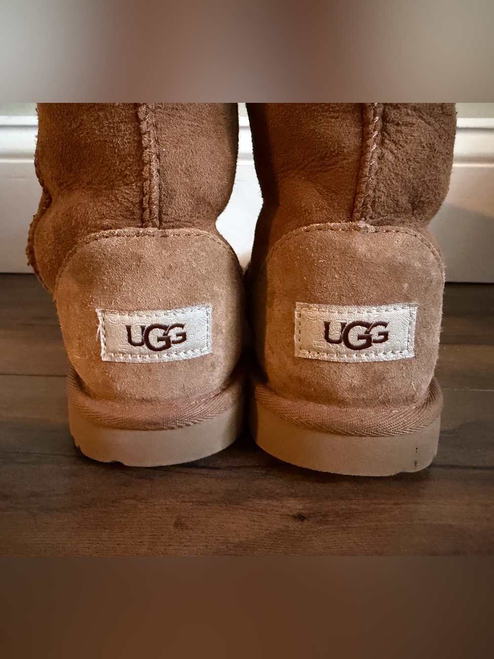 UGG | UGG Classic Short Chestnut Sheepskin Boots | Big Kids Size 4 / EU 36 - Picture 2 of 12